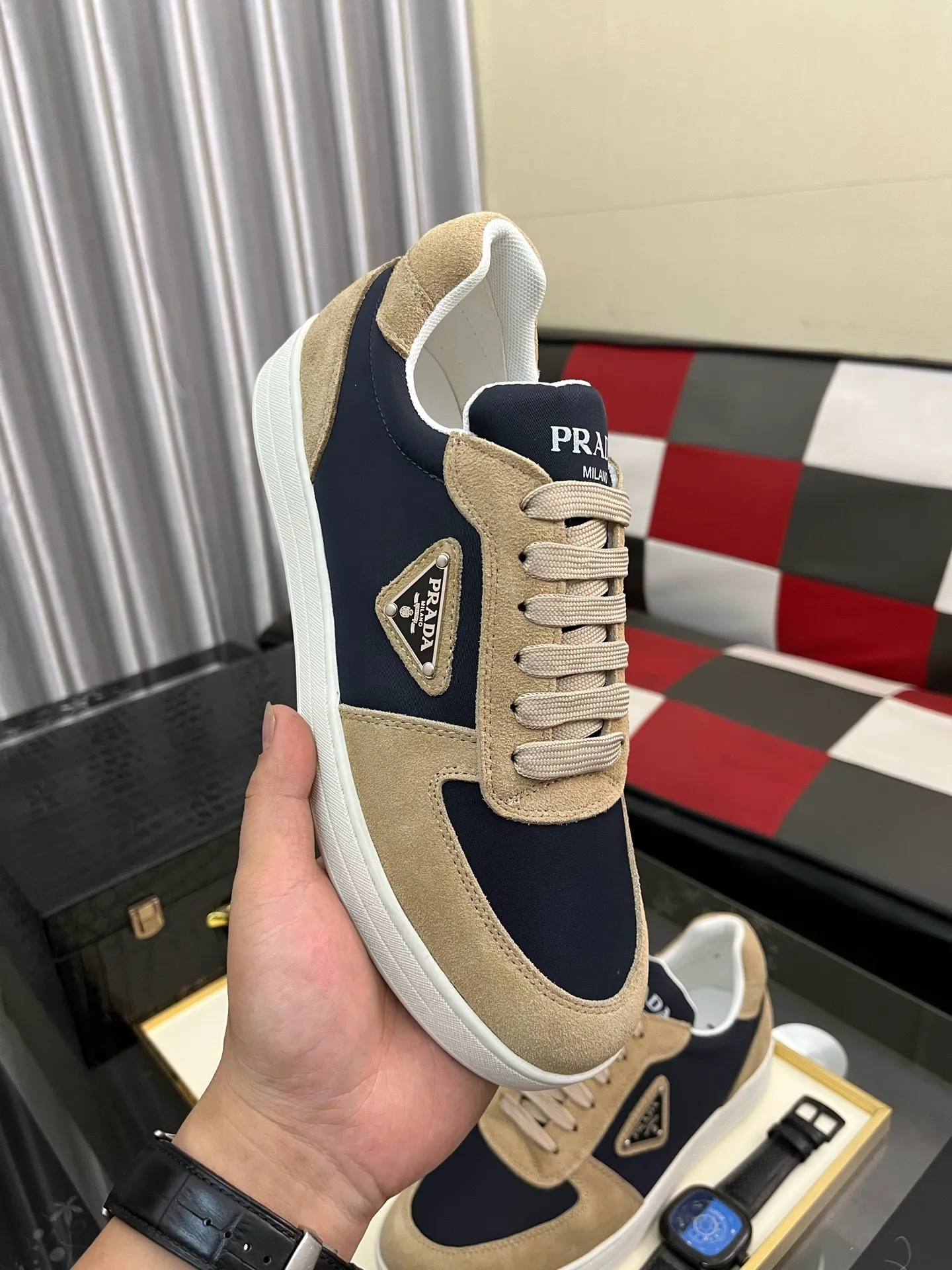 Men's shoes 💰440⌚️⌚️【PRADA】Prada ~ unique and casual style. New models from Prada official website are coming [Celebrate][Celebrate]🏃High-end brand casual shoes ➕Full set of packaging😍😍 Men's 2023 counters are on sale simultaneously, Italian imported brands select first-layer Italian cowhide. 🐑Sheepskin lining (refuses to discolor and rub feet) Sole: Original sole specially provided by the original factory 🎬Better in kind Size number: 38-444️⃣Colors available